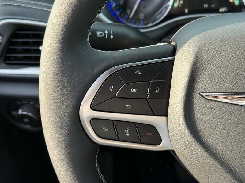 Chrysler Pacifica Vehicle Image 18