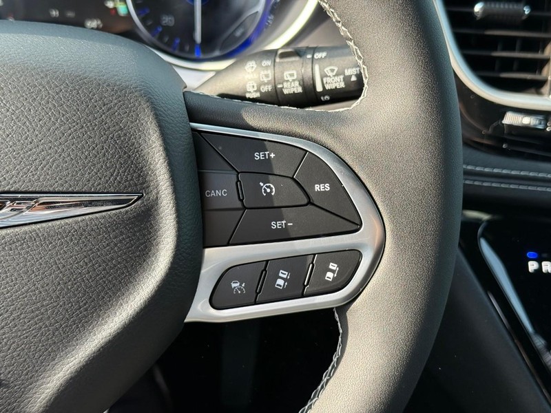 Chrysler Pacifica Vehicle Image 19