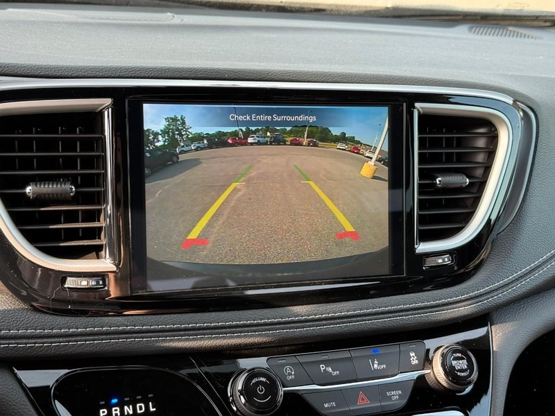 Chrysler Pacifica Vehicle Image 21