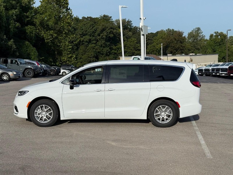 Chrysler Pacifica Vehicle Image 03