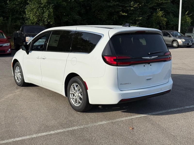 Chrysler Pacifica Vehicle Image 04