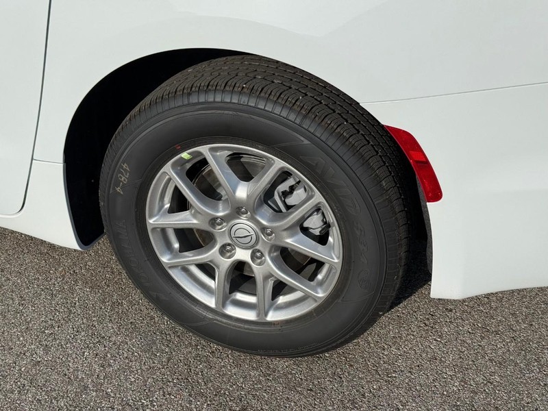 Chrysler Pacifica Vehicle Image 05