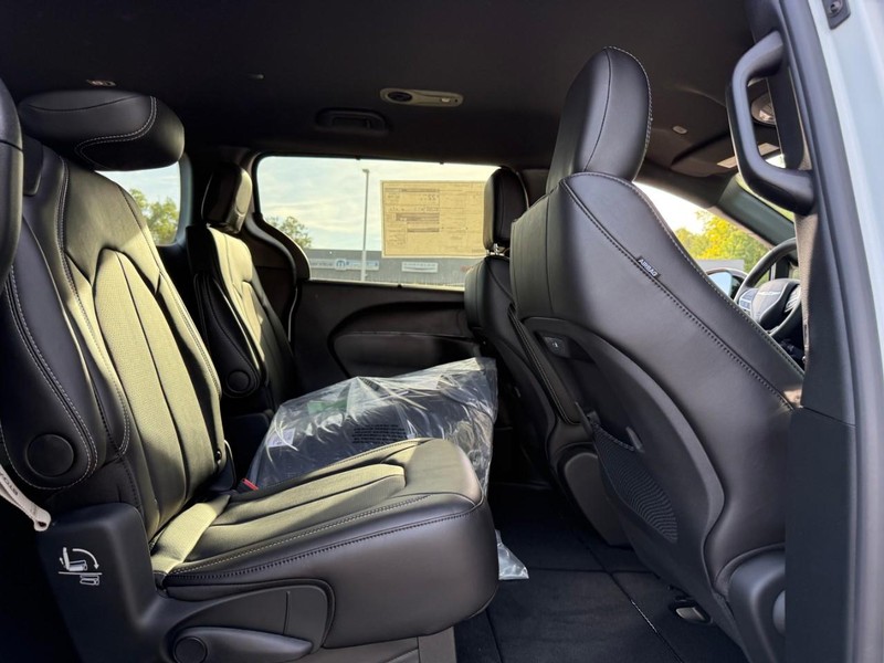 Chrysler Pacifica Vehicle Image 07