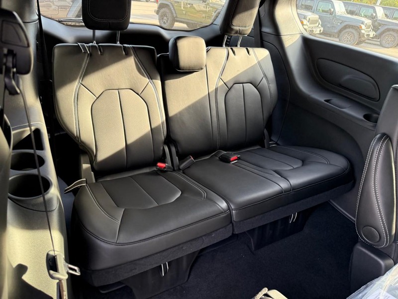 Chrysler Pacifica Vehicle Image 08