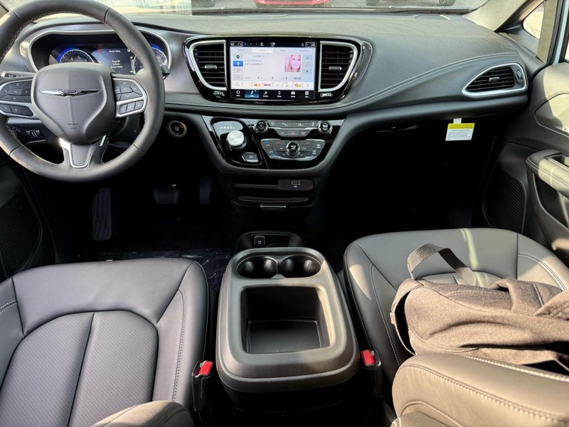 Chrysler Pacifica Vehicle Image 09