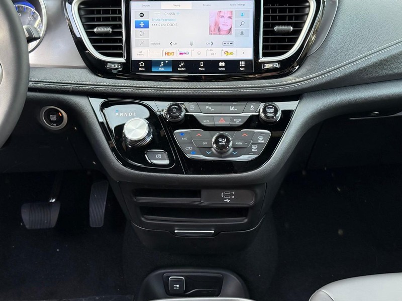 Chrysler Pacifica Vehicle Image 13