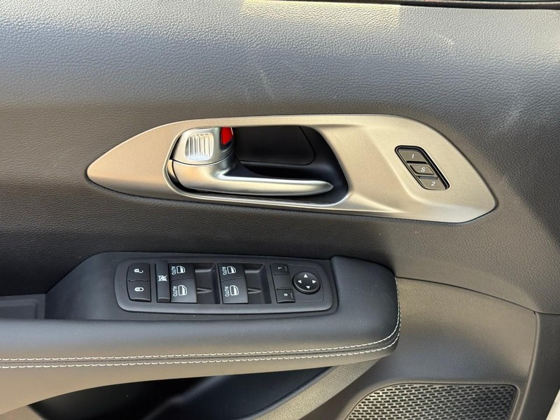 Chrysler Pacifica Vehicle Image 14