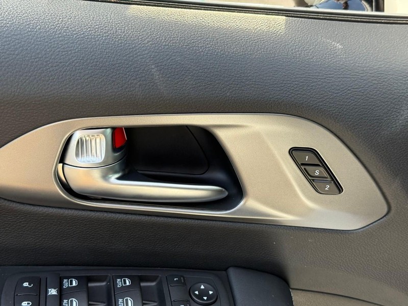 Chrysler Pacifica Vehicle Image 15