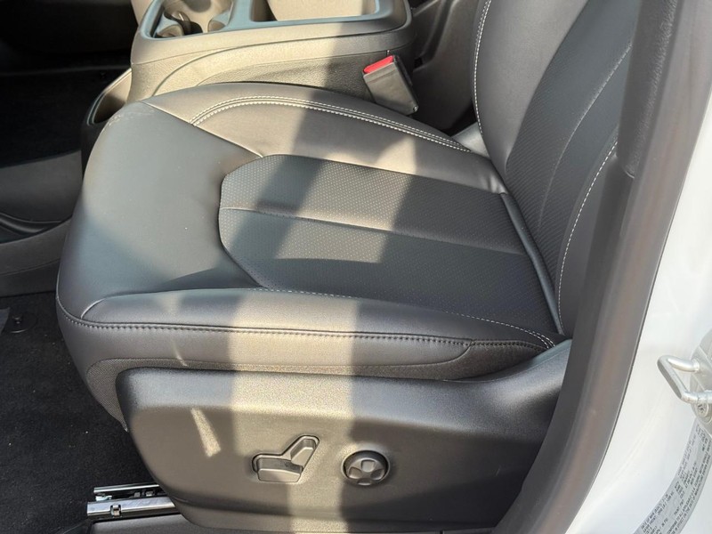 Chrysler Pacifica Vehicle Image 16