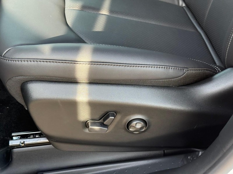 Chrysler Pacifica Vehicle Image 17