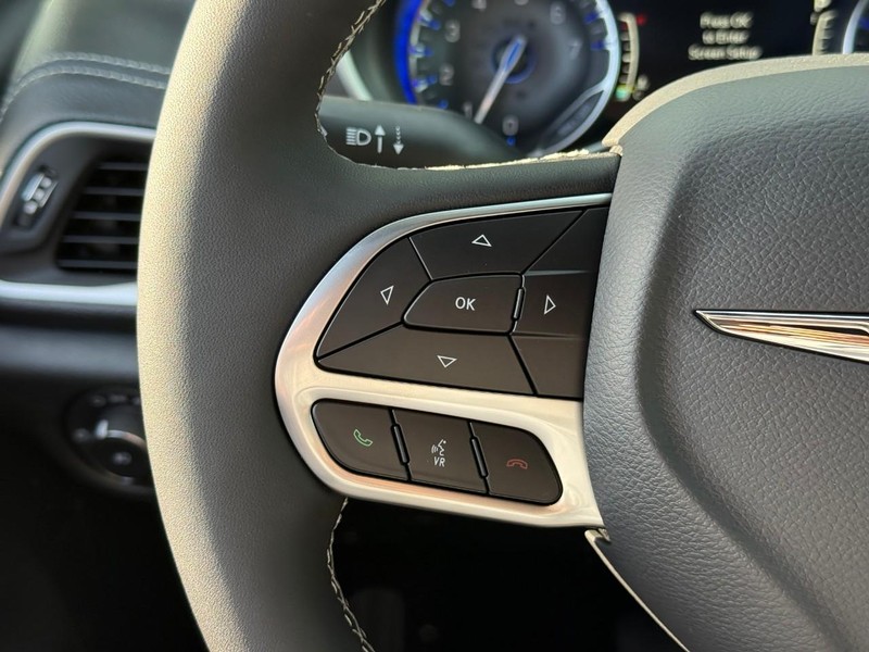 Chrysler Pacifica Vehicle Image 18