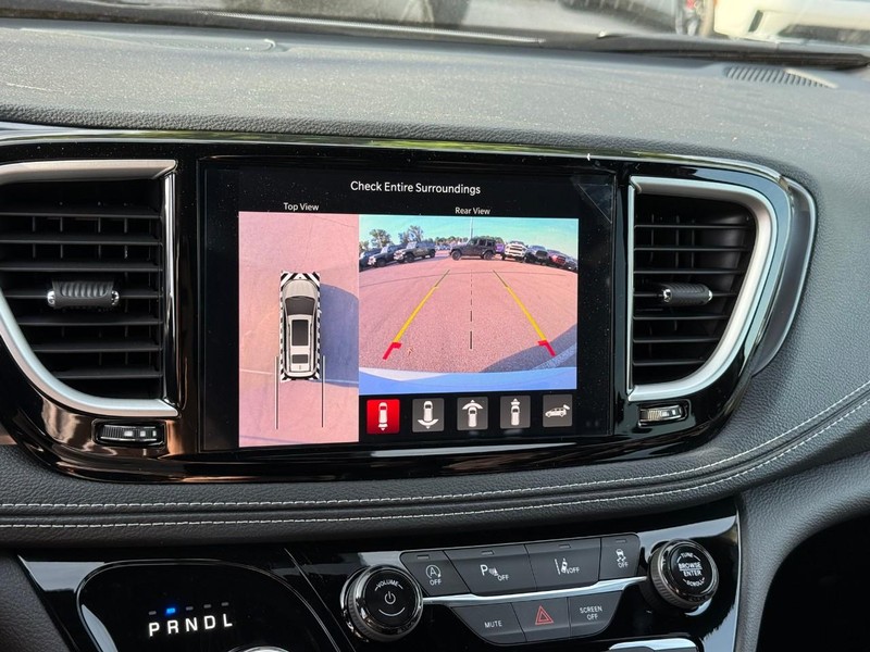 Chrysler Pacifica Vehicle Image 21