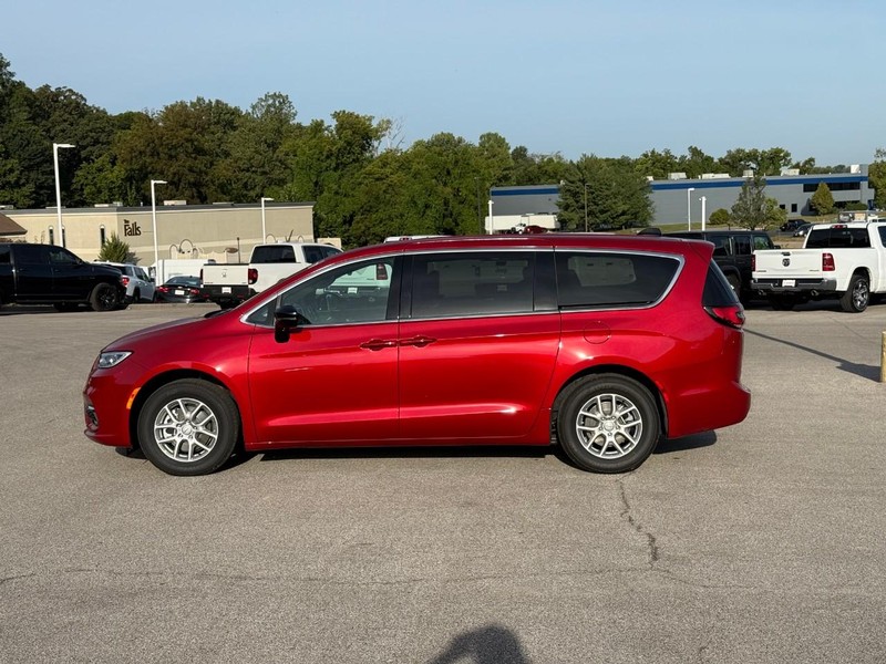 Chrysler Pacifica Vehicle Image 03
