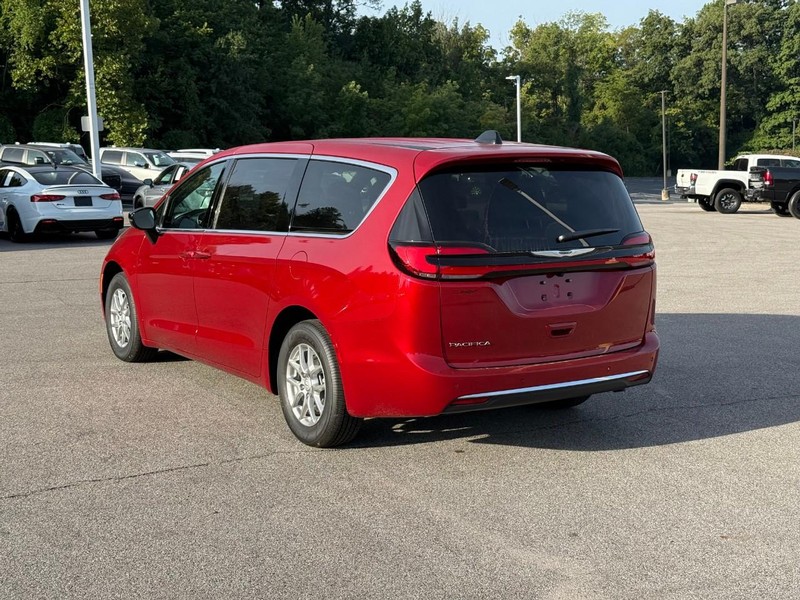 Chrysler Pacifica Vehicle Image 04