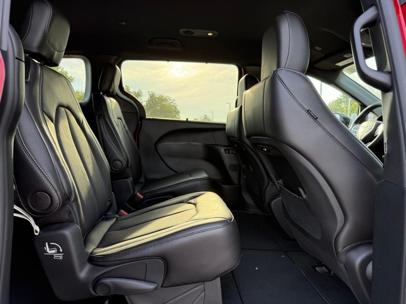 Chrysler Pacifica Vehicle Image 07