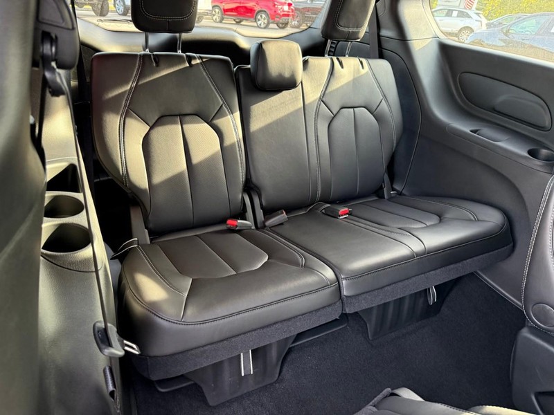 Chrysler Pacifica Vehicle Image 08
