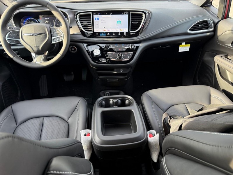Chrysler Pacifica Vehicle Image 09