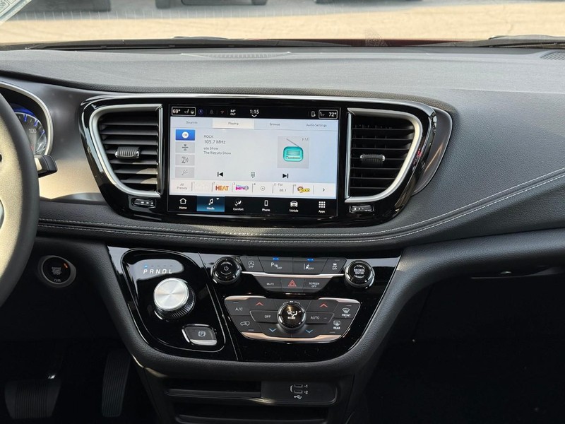 Chrysler Pacifica Vehicle Image 12