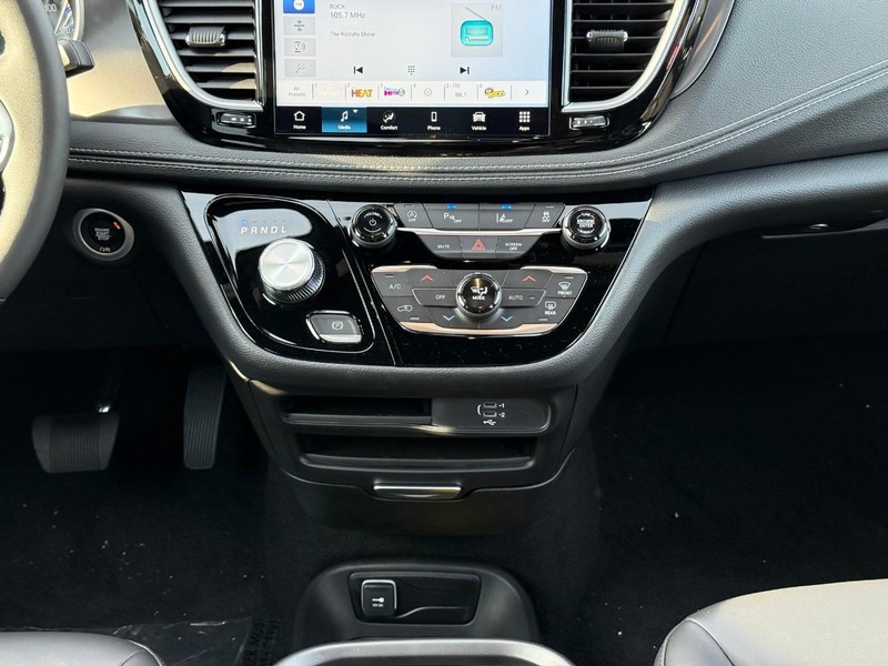 Chrysler Pacifica Vehicle Image 13