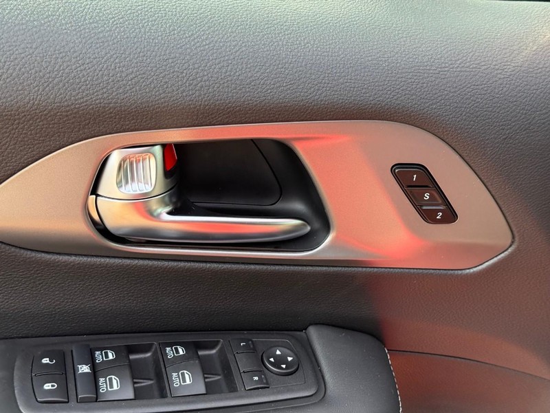 Chrysler Pacifica Vehicle Image 15