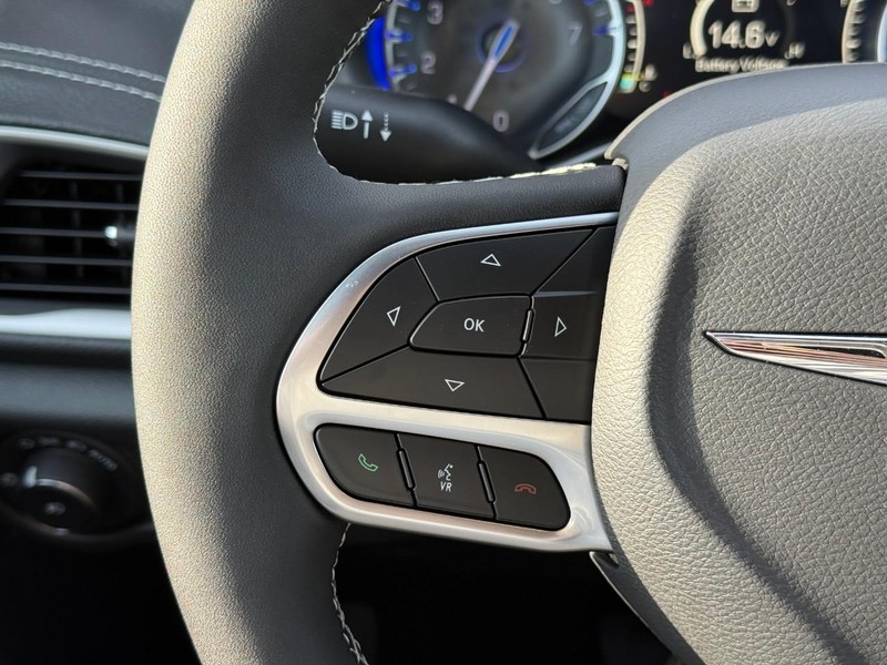 Chrysler Pacifica Vehicle Image 18