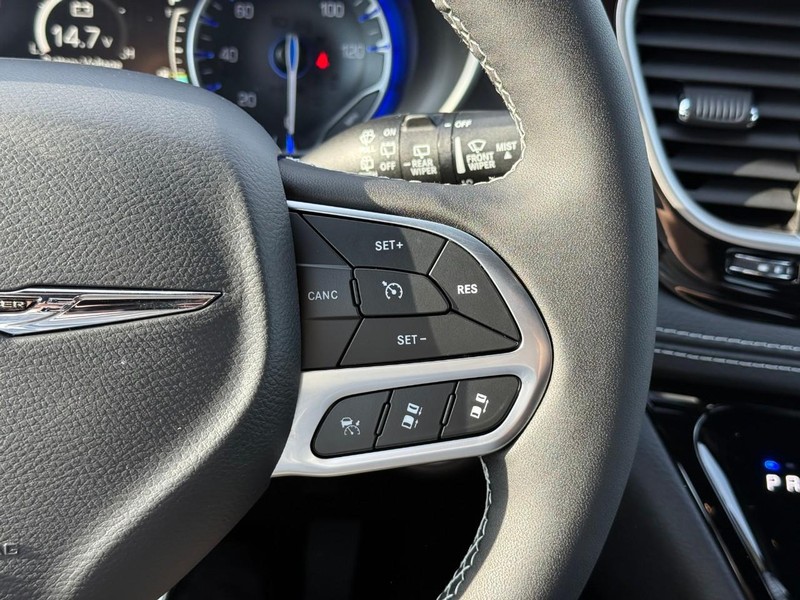 Chrysler Pacifica Vehicle Image 19