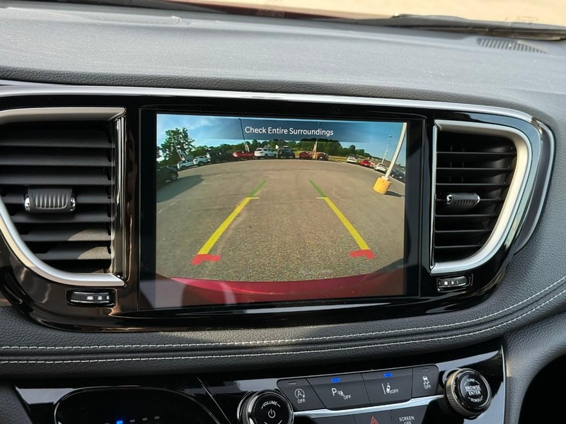 Chrysler Pacifica Vehicle Image 21
