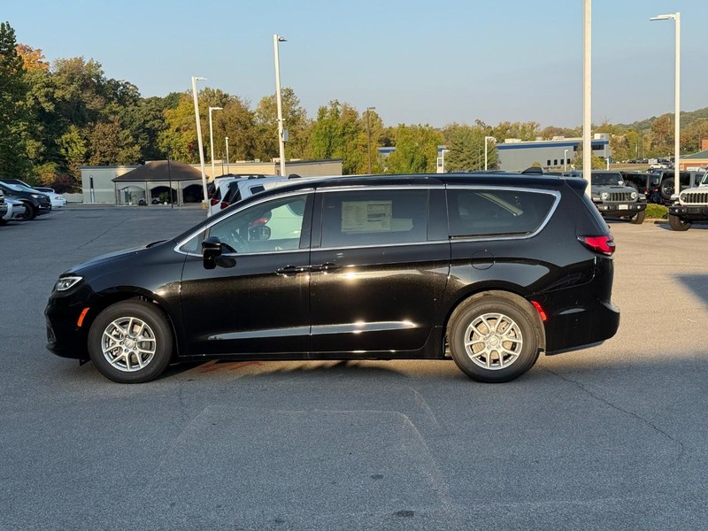 Chrysler Pacifica Vehicle Image 03