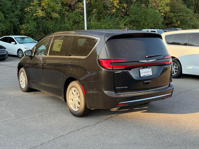 Chrysler Pacifica Vehicle Image 04