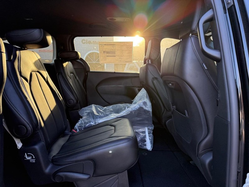 Chrysler Pacifica Vehicle Image 07
