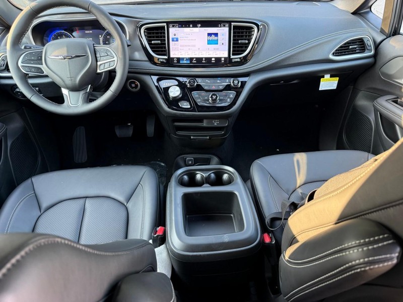 Chrysler Pacifica Vehicle Image 09