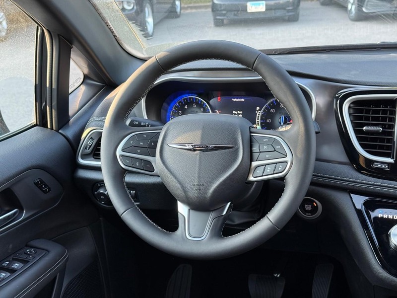 Chrysler Pacifica Vehicle Image 11