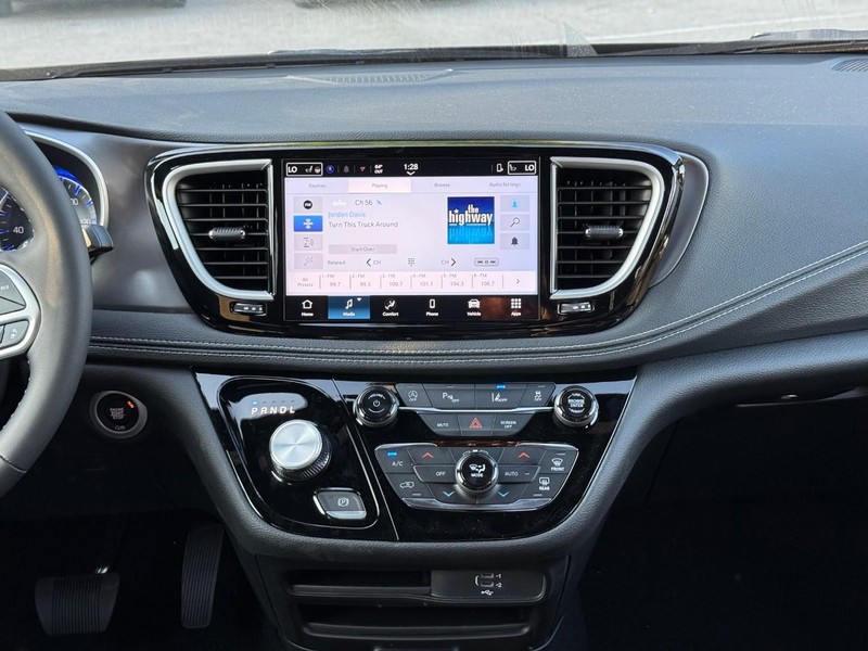 Chrysler Pacifica Vehicle Image 12