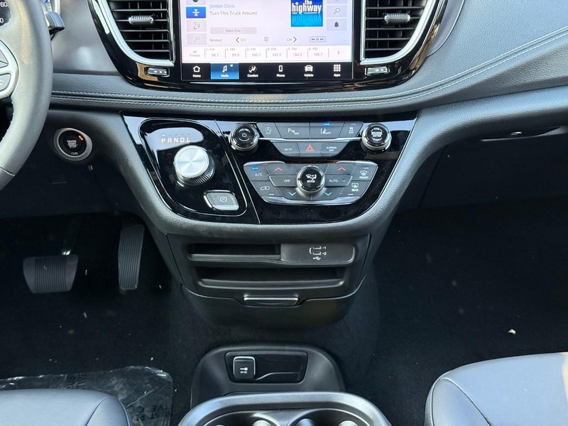 Chrysler Pacifica Vehicle Image 13
