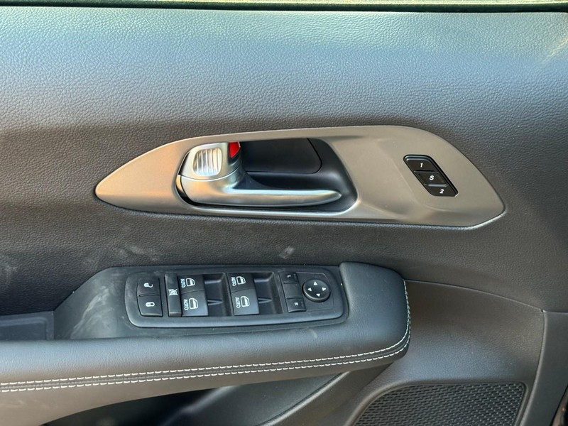 Chrysler Pacifica Vehicle Image 14