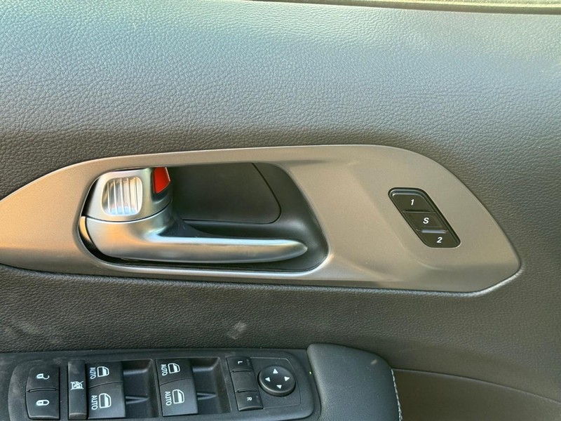 Chrysler Pacifica Vehicle Image 15