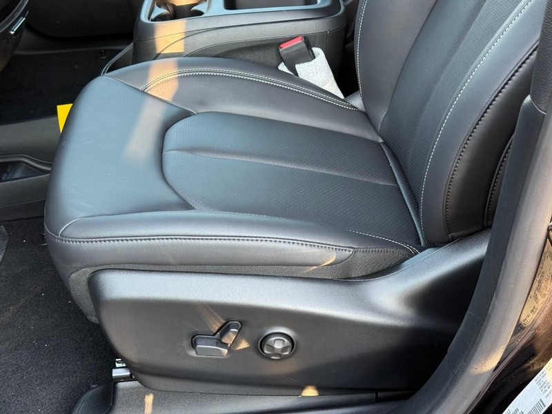 Chrysler Pacifica Vehicle Image 16