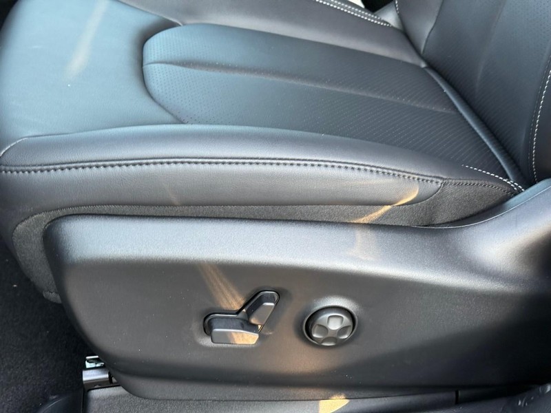 Chrysler Pacifica Vehicle Image 17