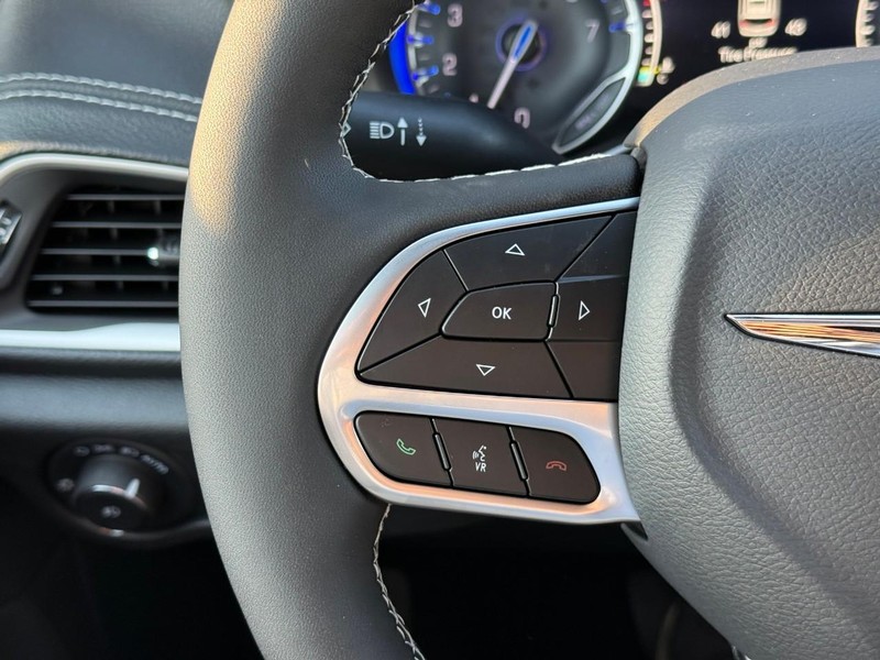 Chrysler Pacifica Vehicle Image 18