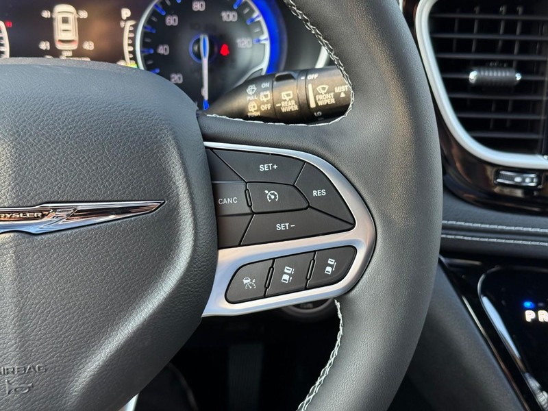 Chrysler Pacifica Vehicle Image 19