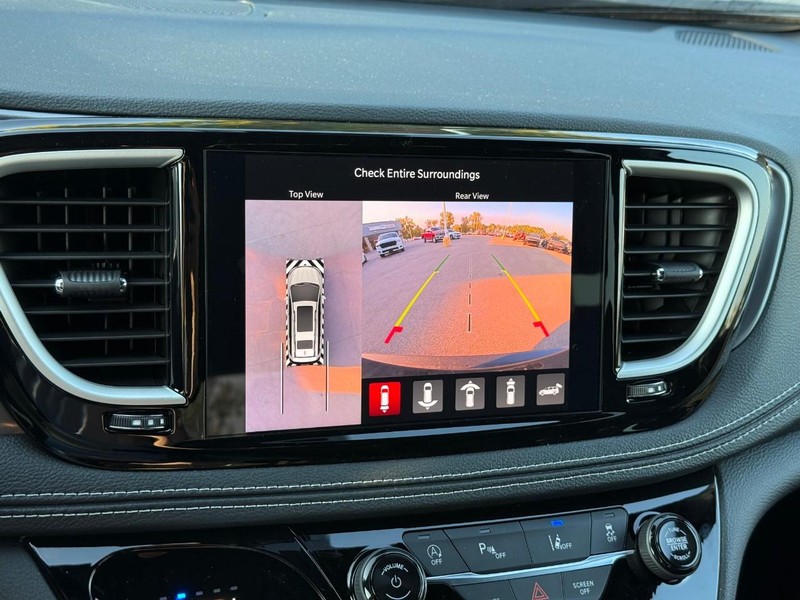 Chrysler Pacifica Vehicle Image 21