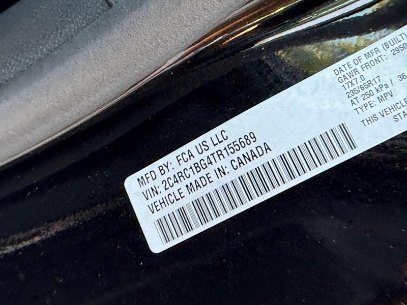 Chrysler Pacifica Vehicle Image 22