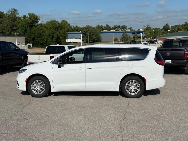 Chrysler Pacifica Vehicle Image 03