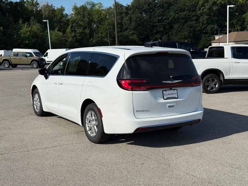 Chrysler Pacifica Vehicle Image 04
