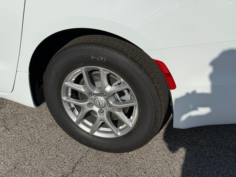 Chrysler Pacifica Vehicle Image 05