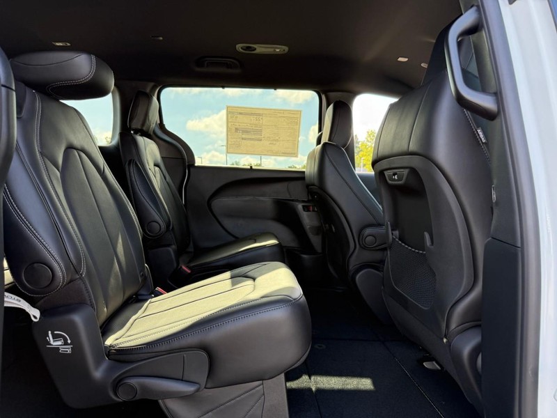 Chrysler Pacifica Vehicle Image 07