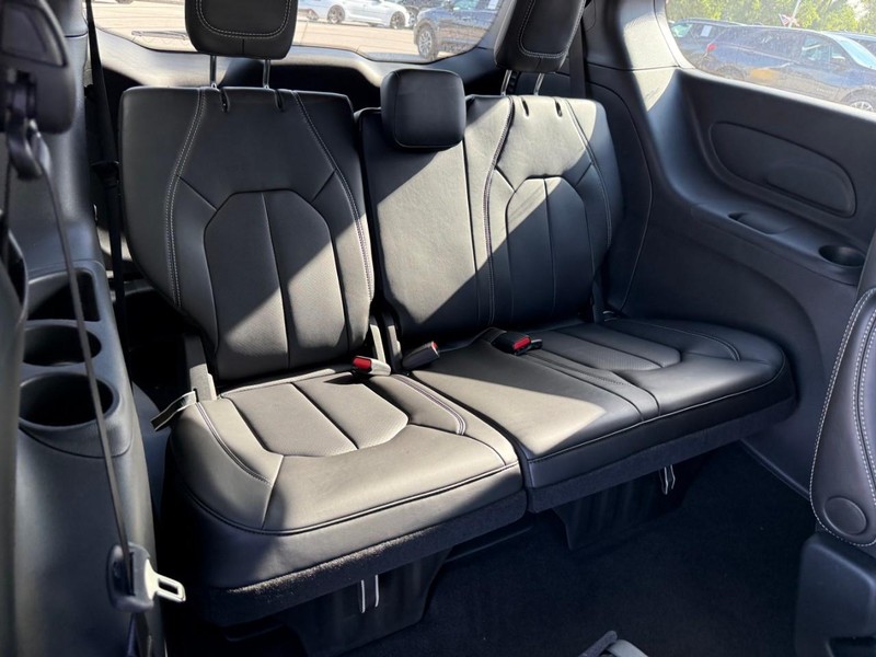 Chrysler Pacifica Vehicle Image 08