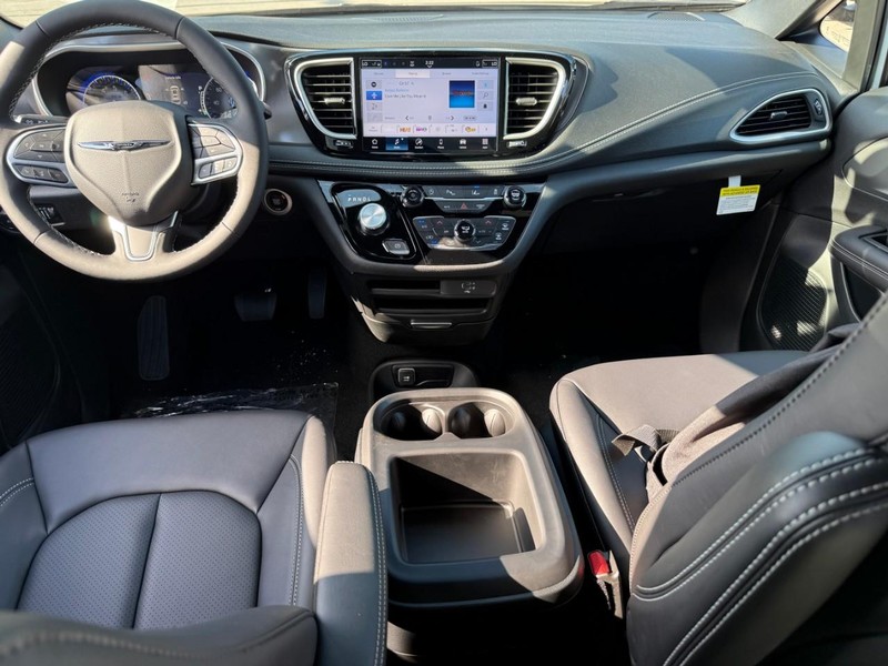 Chrysler Pacifica Vehicle Image 09