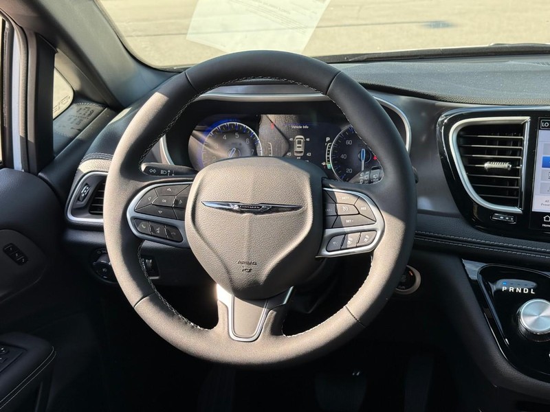 Chrysler Pacifica Vehicle Image 11