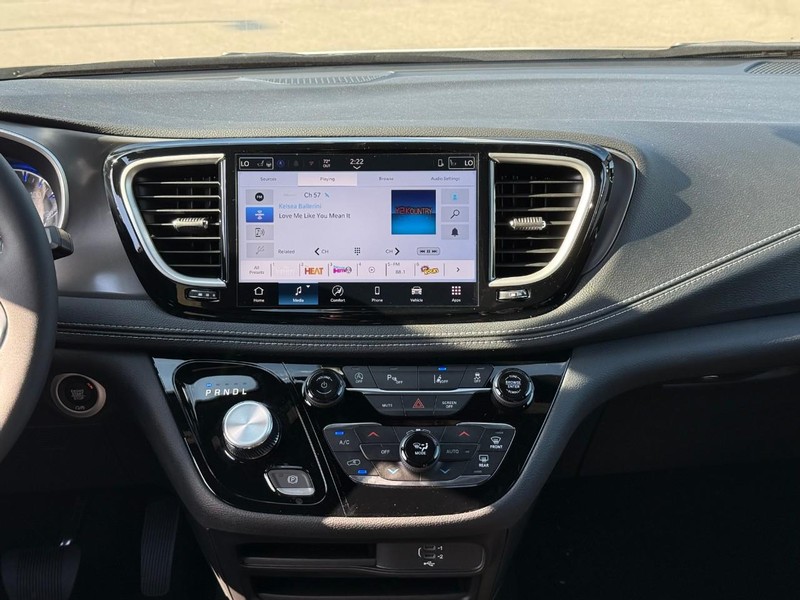 Chrysler Pacifica Vehicle Image 12